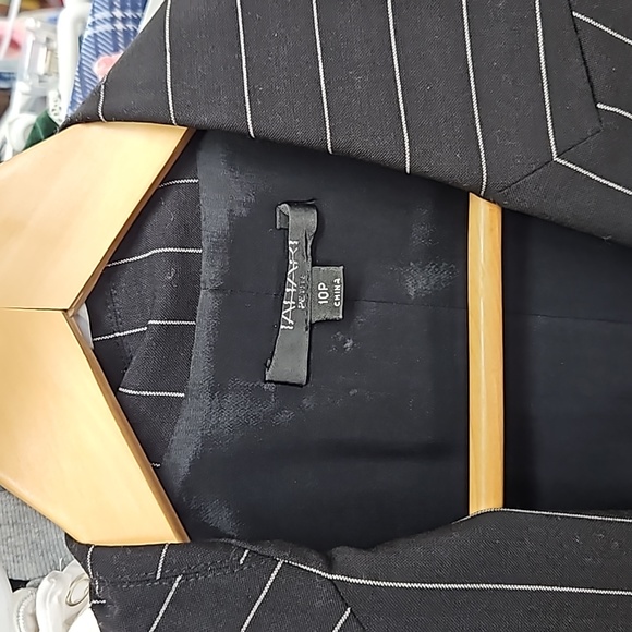 Women's pinstripe suit size 10p - Picture 3 of 5